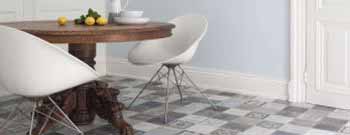 Ein Esszimmer mit einem weißen Tisch und Stühlen. SCHADS Wohnträume - Raumausstattung, Bodenbeläge, Vinylboden, Parkett, Gardinen - Josef-Beyerle-Straße 11, 71263 Weil der Stadt