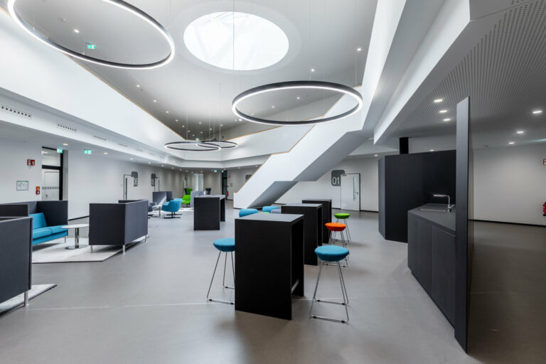 Ein schwarz-weißes Büro mit runder Decke und CV-Beläge-Böden. Raumausstattung Merget | Goethestraße 43 | 63814 Mainaschaff