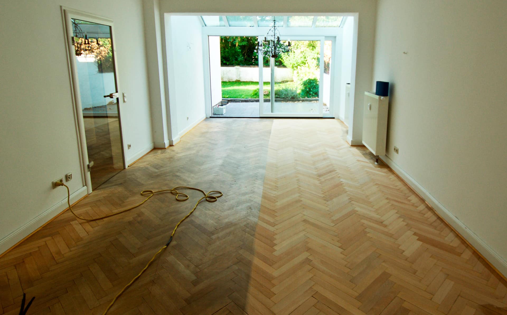Ein Raum mit geschliffenem Holzboden, der Referenzen zur Schau stellt. Raumausstattung Merget | Goethestraße 43 | 63814 Mainaschaff