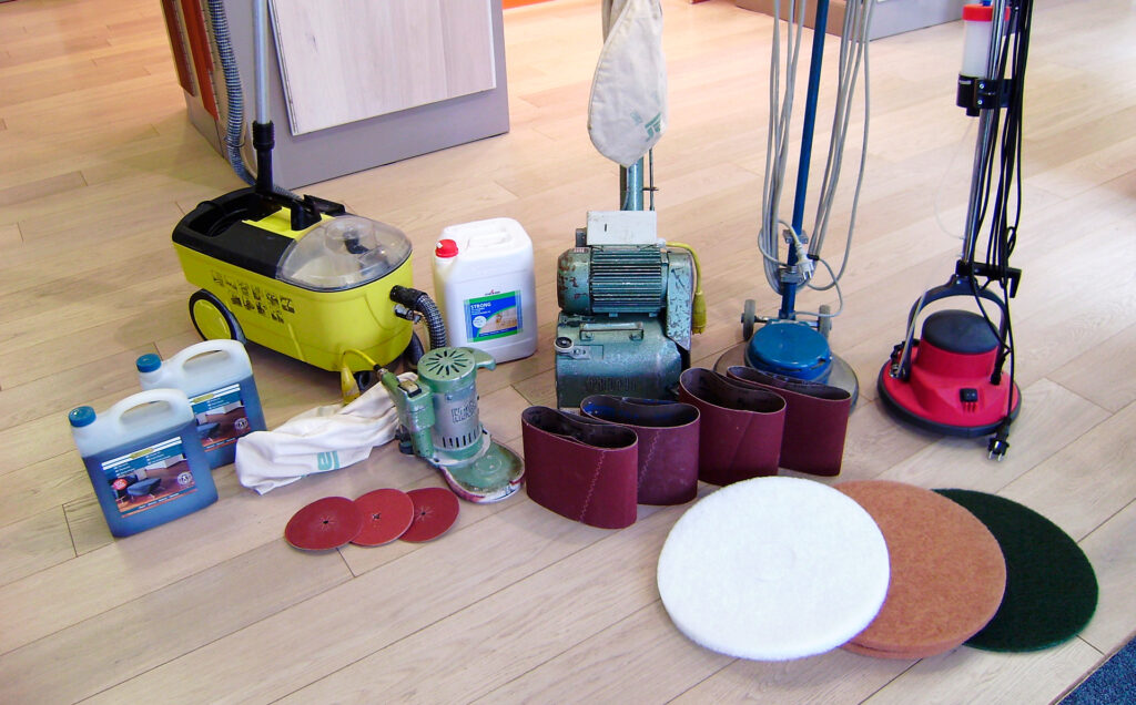 Untergrundvorbereitung, Bodenpoliergeräte und Reinigungsmittel auf einem Holzboden ausgestellt. Raumausstattung Merget | Goethestraße 43 | 63814 Mainaschaff